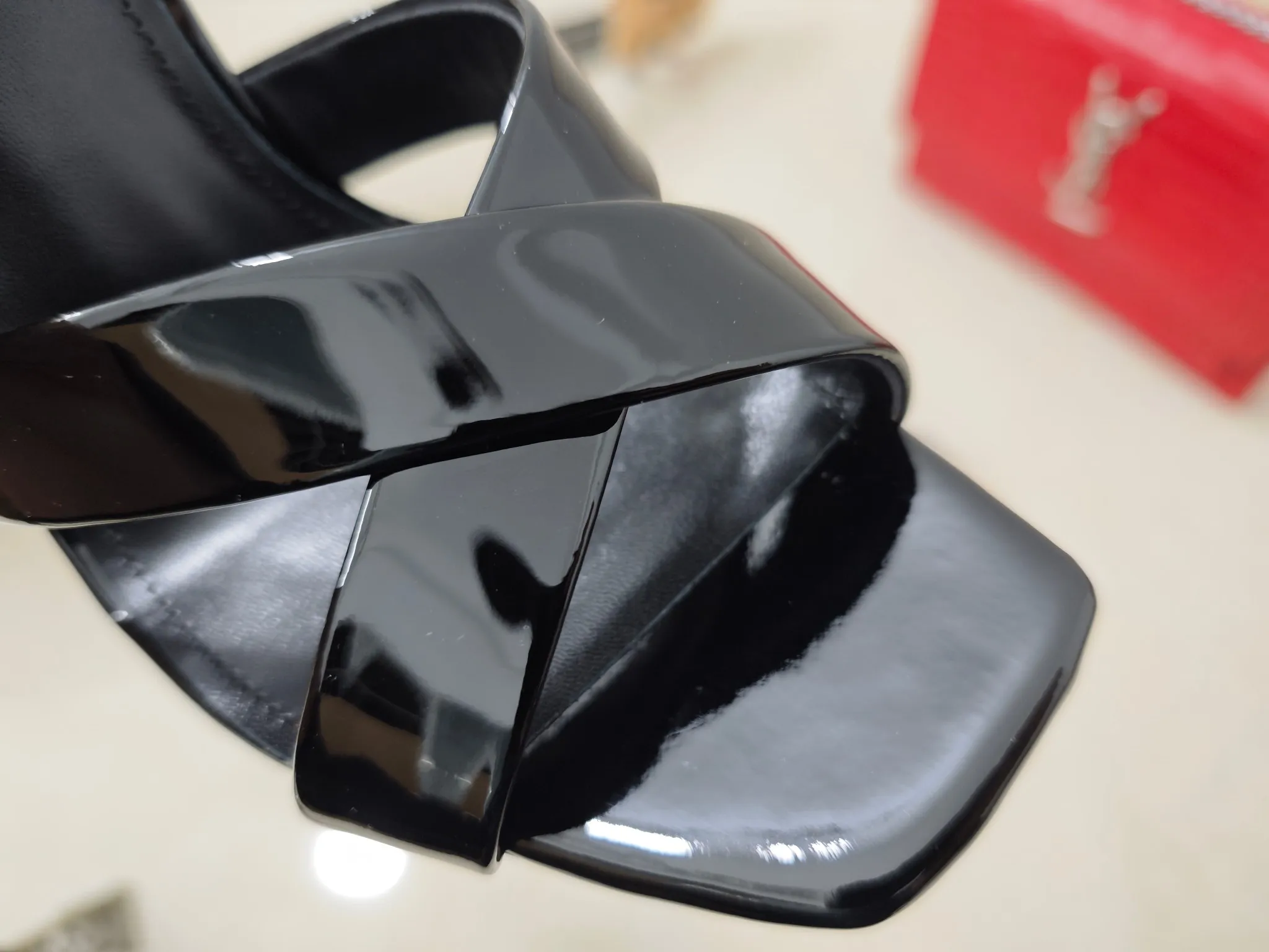 👟👟Ex-factory price 540👟👟【Saint Laurent】Yves Saint Laurent, high-heeled YSL high heels💃2025 early spring counter synchronizes the latest styles, YSL, decoration👠 Classic and high-quality glamorous masterpieces, the hottest autumn and winter series in the counter, with temperament, fashion, classic and attractive design style 😌The effect on the feet is particularly beautiful〰️, the materials are imported from Italy 🇮🇹 calf, imported black sheepskin, lining, and foot pads; sheepskin, stiletto high heels, size 35-41 (34.41.42 must be customized, non-refundable) outsole; imported genuine leather outsole, with full counter packaging